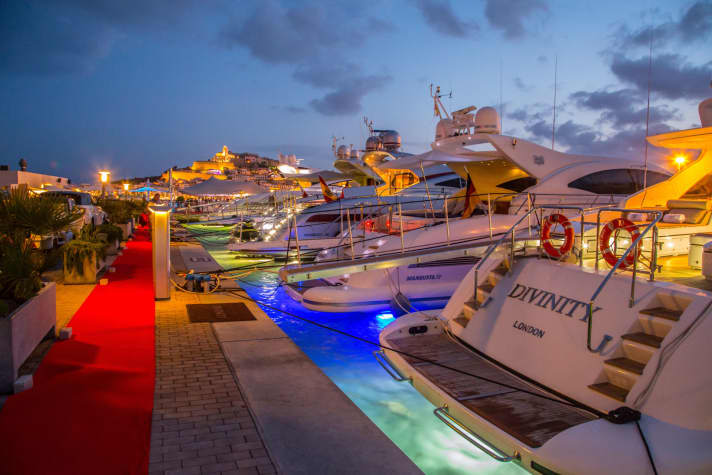Mangusta-Treffen: 15 Yachten folgten der exklusiven Einladung in die Marina Ibiza. Dort lag die sportliche Flotte dicht zusammen und in unmittelbarer Nähe zum angesagten Club "Lío". | ".