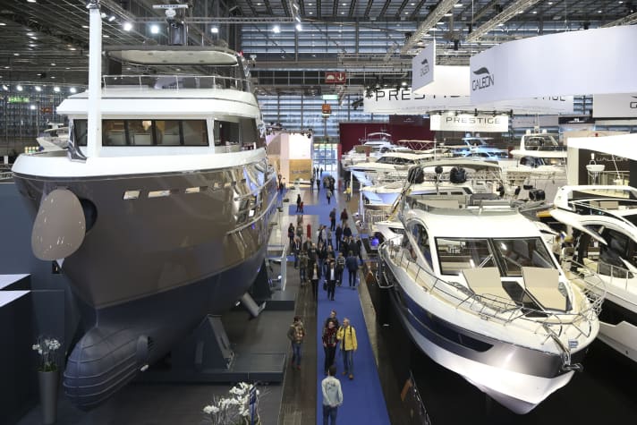 View of Hall 6: The boot superyacht show was well filled. The Drettmann-Explorer (l.), among others, celebrated its world premiere. | e.