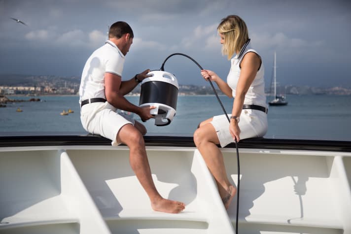 Crewfreundlich: Das Cerberus Yacht Sonar wandert problemlos über das Schanzkleid. | d.