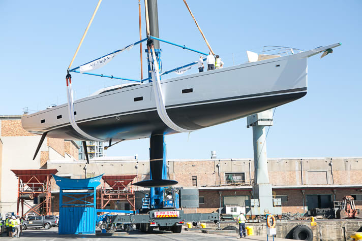 Cranes in Cape Town: "The Power of 2" is the third SW105 from Southern Wind Shipyard and the first with a deckhouse. | s.