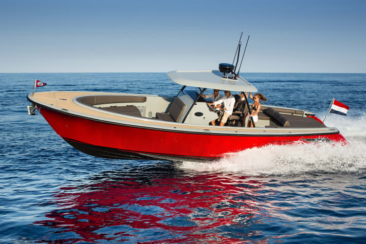 Wajer 38 S: Den Sporttender mit zentraler Konsole und Hardtop bietet die Werft mit drei Volvo-Kombinationen an, gut bis 47 kn. | n.