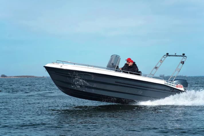 Mit den 225 PS erreichen wir beachtliche 42 kn. Wer sparsam gleiten möchte, lässt den Yamaha 3.500 U/min drehen und kommt mit 23,5 kn gut 130 sm weit – plus 15 % Reserve