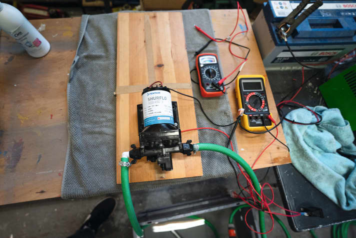 Damit die Spannung immer konstant bei 12,3 V bleibt, wird mit einem regelbaren Batterieladegerät angeglichen