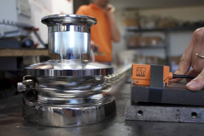   "Now it's time to get going."  While the electric anchor winches often struggled when lifting the test loads, the test specimens really got up to speed when lowering. However, this "chain noise" is at the expense of the material, as the metal shavings from the chain sprocket show.