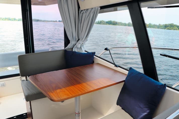 The saloon with driving position
 	with its large window fronts provides a good all-round view | ht