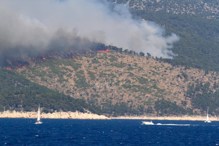   Der Schirokko wühlt das Meer auf und treibt die Flammen über die Insel