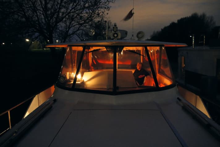   A very useful function of many LED lighting sets is the so-called red light. In addition to many other colours, a warm, dark red light tone can be achieved. This enables glare-free footwell lighting for night-time driving. It is easy to see how the roof
 	of the driver's cab reflects the light outwards so that parts of the gangways are also illuminated - this ensures safe movement