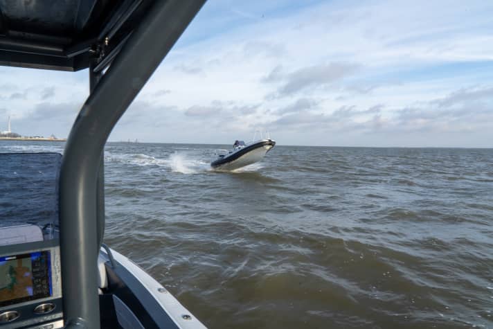 Das Boot ist ein typisches Schlauchboot für Feuerwehr, DLRG oder THW