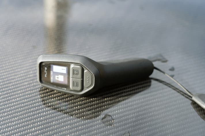 Mit der Bluetooth-Fernbedienung wird die Geschwindkeit reguliert