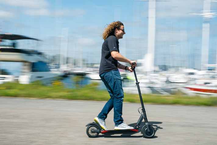 Der Scooter verbindet sehr geringes Packmaß mit ausreichendem Fahrkomfort