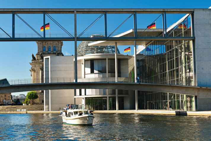Die neue Mitte: Marie-Elisabeth-Lüders-Steg, Paul-Löbe-Haus, Reichstag