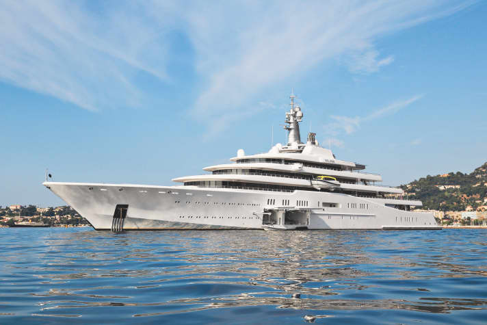 3. Eclipse
 	Nach Verkaufsgerüchten in den letzten Jahren sieht es danach aus, als würde Roman Abramovich das Flaggschiff seiner Yachtsammlung behalten wollen. Der Blohm-+-Voss-Bau ist das Opus magnum des britischen Designers Terence Disdale. Ein Riesen-Spa, Indoorpool und Helipad mit Hangar verteilen sich auf sieben Decks. | s.