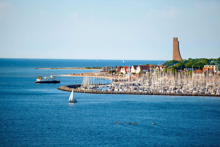Die Sportboothäfen von Laboe, der Badestrand und der Turm des Marineehrenmals (mit Aussichtsplattform)