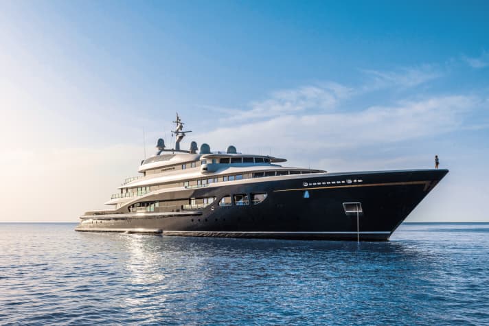 Lürssen: Nach dem Verkauf und dem Refit der 97 Meter messenden Horten-Yacht „Carinthia VII“ lässt Lürssen zur MYS ins Interior blicken.