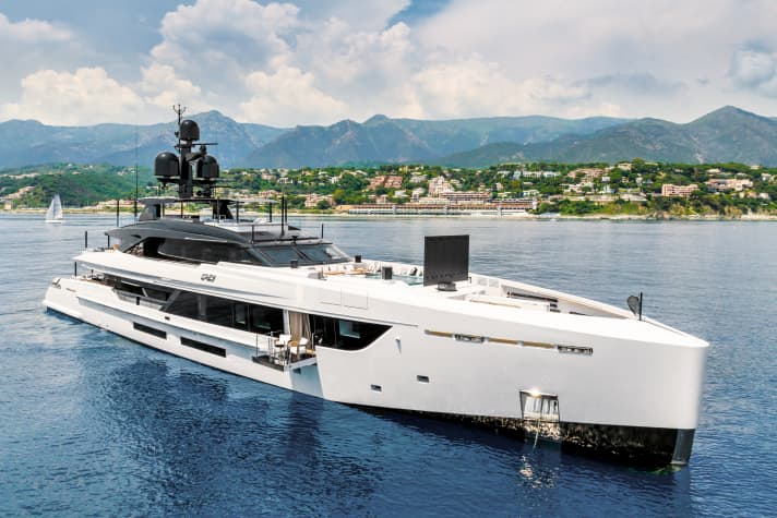 Tankoa Yachts: „Grey“ ist die fünfte Ablieferung aus der 50-Meter-Serie S501 – mit Ausfahr-TV von C SEED und Focal & Naim-Soundsystem.