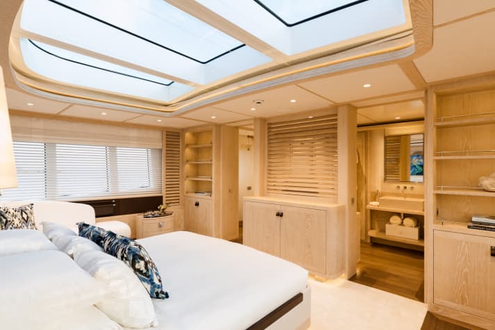 Owner's suite number one: the 3.30 metre wide skylights can be darkened with pleated blinds using a tablet