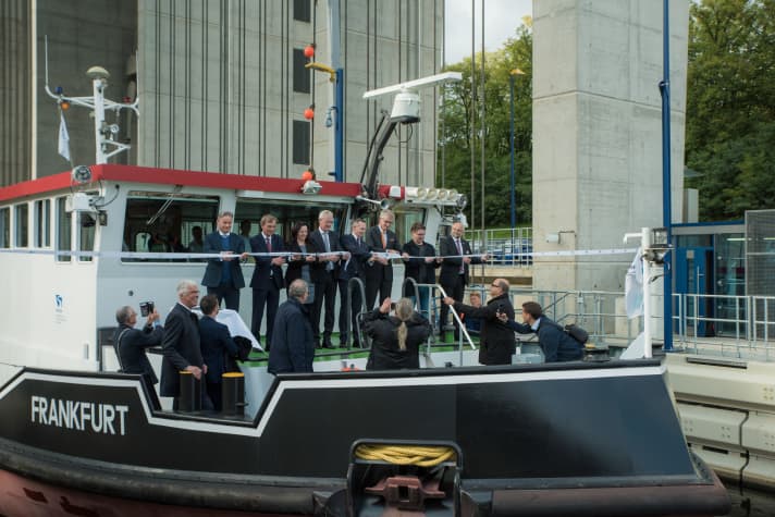 The big moment on 4 October 2022: the icebreaker "Frankfurt" opens the new Niederfinow boat lift to traffic. From the left: Stefan Zierke, Member of the Bundestag for Uckermark and Barnim, Prof. Dr Hans-Heinrich Witte, then President of the Directorate-General for Waterways and Shipping (GDWS), Peggy Fürst, Mayor of Niederfinow, Guido Beermann, Minister for Infrastructure and Regional Planning of the State of Brandenburg, Federal Minister of Transport Dr Volker Wissing, Hardy Lux, Member of the State Parliament for Eberswalde, Schorfheide and the Joachimstal district and Daniel Kurth, District Administrator of the Barnim district