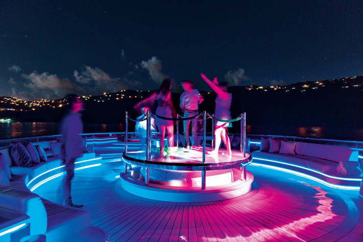 Der Jacuzzi wird zum Dancefloor auf der “Solandge”
