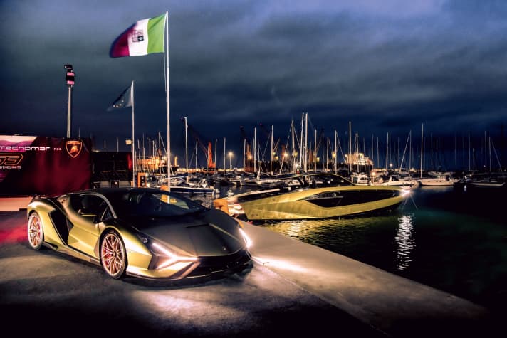 Brother and sister: the car (Sián FKP 37) and the yacht communicate via their Y-headlights. 63 of each will be produced.