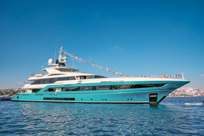 Turquoise: Die türkische Werft tritt mit dem 53 Meter langen Luiz-De-Basto-Design „Jewels“ auf, das innen H2 Yacht Design gestaltete.