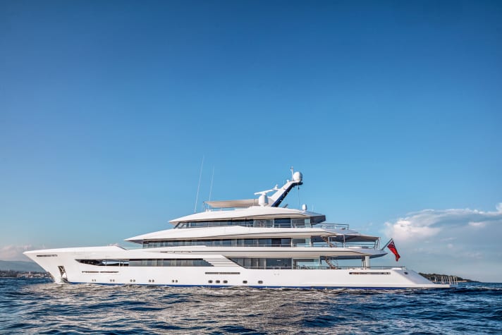 Design statement: Bannenberg & Rowell designed "Joy" with a sporty silhouette at the owner's request, without focussing on maximum interior volume. Large floor-to-ceiling window fronts guarantee the best views