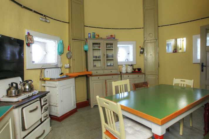 Living close to the water: for a few years, guests could stay overnight in the old lighthouse. The hot-water bottles above the sink were probably justified in the rather harsh North Sea climate.