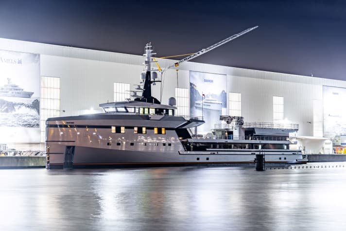 YS 75: Das 75 Meter lange Yacht-Support-Format startet vom niederländischen Vlissingen aus zu Erprobungsfahrten und soll danach „Wingman“ heißen.