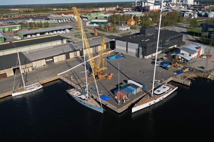 Baltics bestehender Jakobstad-Standort mit Kaianlage. Das neue Gebäude wird hinter der dunkelgrauen Halle errichtet