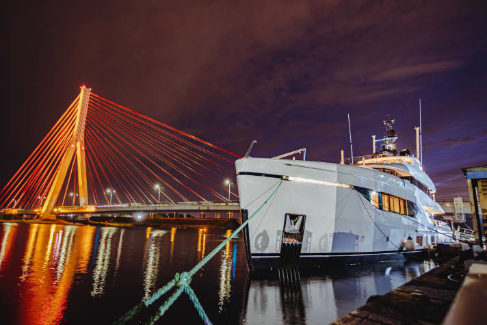 Der 44,30 Meter lange Stahl-Alu-Bau vor einer Hängebrücke an der Martwa Wisła.