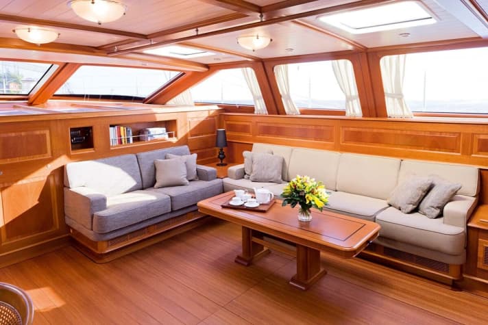 Im Decksalon brachten die Designer einen großen Speisetisch und eine Sitzecke unter. | r.