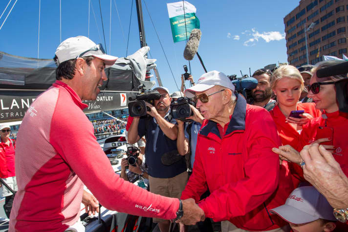 Bob Oatley si congratula con lo skipper Mark Richards | ds
