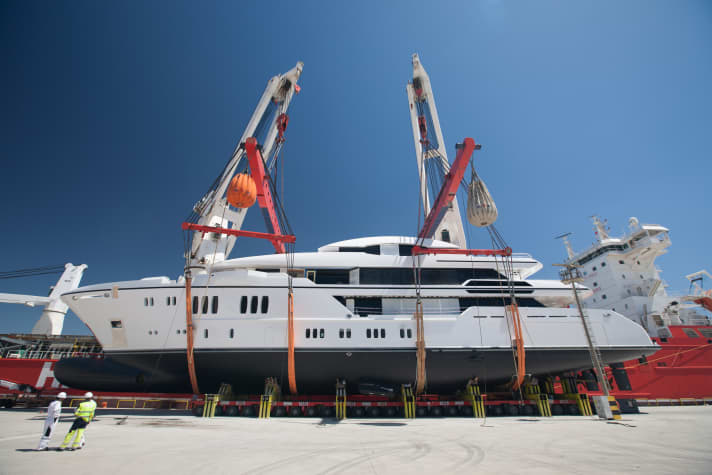 "Irimari" launch: Two 700-tonne cranes of the heavy-lift carrier "HHL Valparaiso" hoisted the 63-metre displacement vessel into the sea. | r.