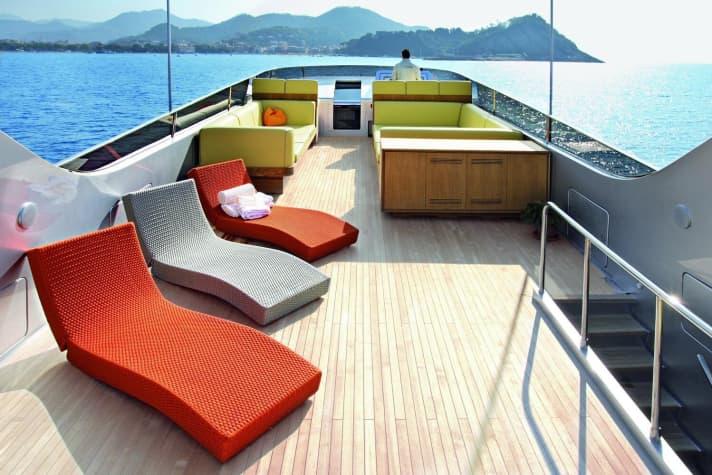 Sundeck: The owner also wanted a clear look and efficiency up here. | z.