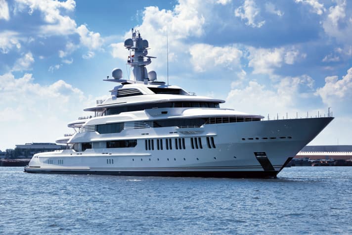 „Infinity": Der 89-Meter-Verdränger verließ das Oceanco-Dock. Das Exterior zeichnete Espen Øino, das ausgefallene Interior ist von Sinot und David Kleinberg. | g.