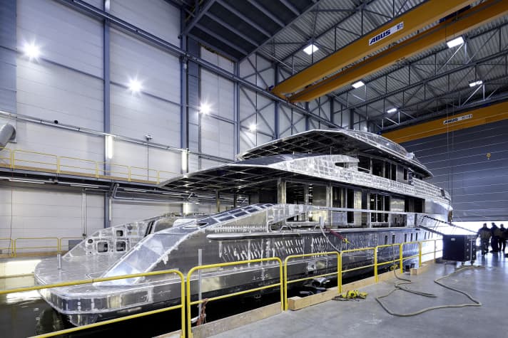 "Nova": Heesen assembled the hull and superstructure of the 50-metre aluminium construction in January. The yacht has an almost displacement hull and a hybrid drive concept. An owner can take over the design from Omega Architects in 2017. | n.