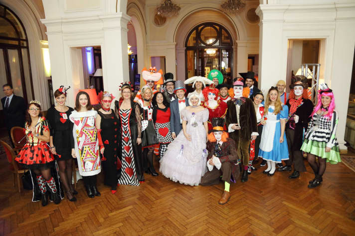 Dinner party with the theme "Alice in Wonderland". | ".