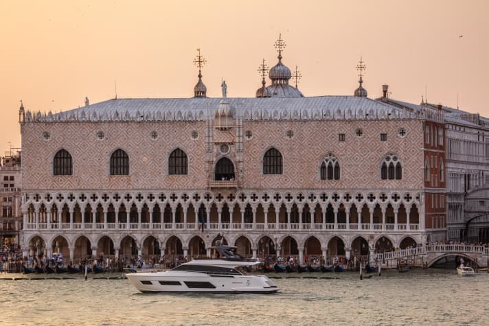 Die Ferretti 670 vor dem Dogenpalast in Venedig | ig