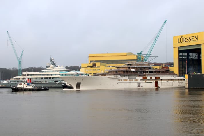 Projektmeeting: Die rund 130 Meter lange "Shu" (hinten) und die etwas längere "Lightning" beim Float-out. | t.