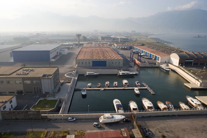 With Vesuvius behind it: the 47,000 square metre Arcadia Yachts shipyard. | s.