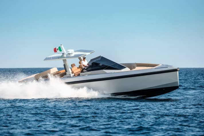 Unmistakably Wally: angular and clean lines with a black disc. With 714 kilowatts of propulsion power, the 14.50 metre long weekender reaches almost 40 knots. | n.
