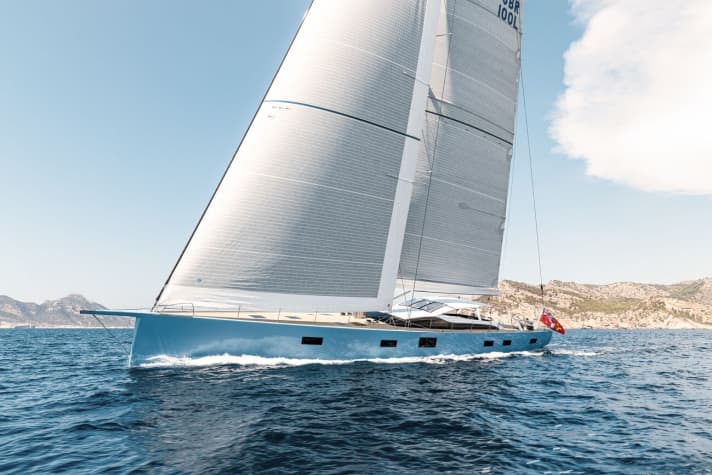 Feinste Garderobe: Am Wind stehen 738 Quadratmeter North-Sails-Laminat am 45 Meter in den Himmel ragenden Karbonmast von Southern Spars. Aus Performance- und Gewichtsgründen entschied sich der Eigner für einen Park-Avenue-Baum. | m.