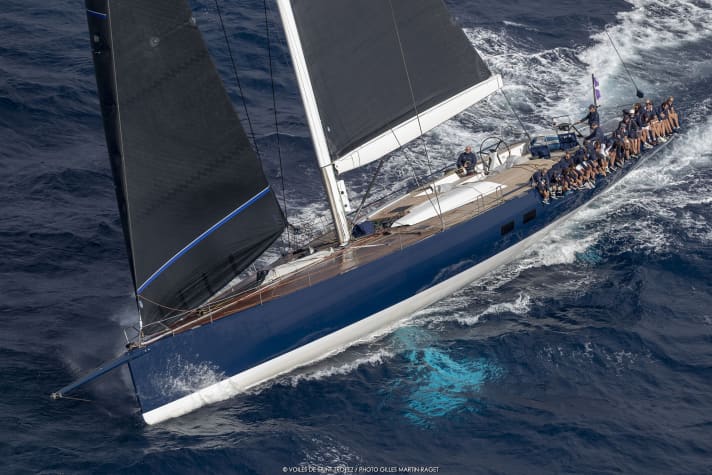 Ambitioniert: "Magic Carpet Cubed" mit Profisegler Jochen Schümann auf der hohen Kante während der diesjährigen Les Voiles des Saint-Tropez. | z.