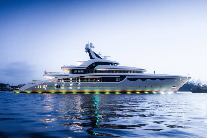 Floats: the 68 metre long "Soaring". | ".