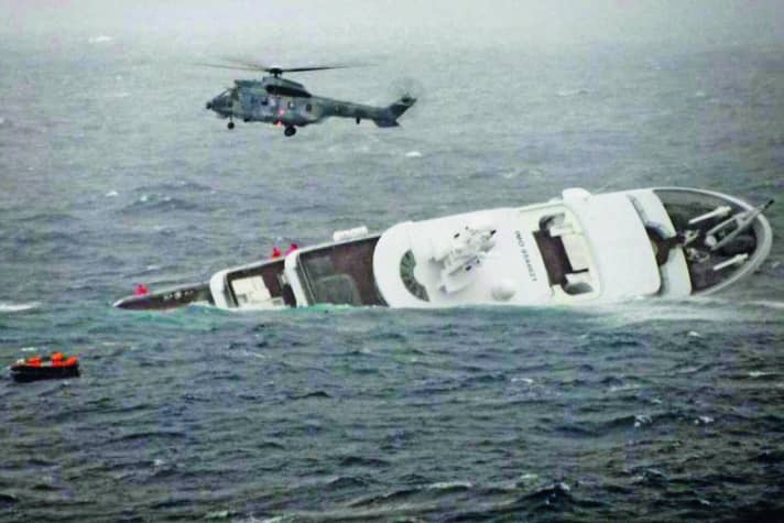 17 February 2011, early morning: "Yogi" is lying on its side in heavy seas. Greek Coast Guard helicopters rescue the crew of eight from the 60-metre yacht and bring them ashore. During the operation, the captain loses the logbook. | h.