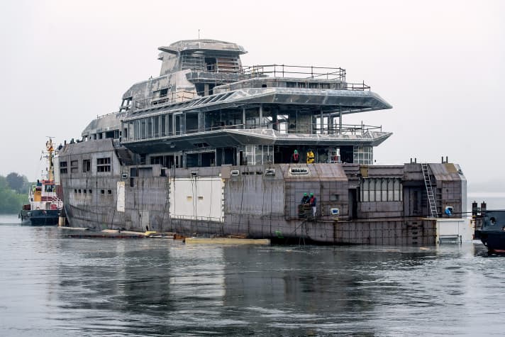 Hello and goodbye: The shell disappears into the floating dock for at least a year. | k.