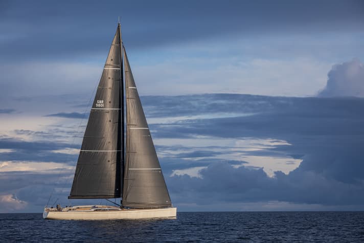 Leichtwind: Die Swan 98 "Be Cool" fährt bei ersten Probeschlägen auf der nördlichen Ostsee noch das Standard-Großsegel. Der Eigner orderte aber auch einen Satz mit ausgestelltem Achterliek. | k.