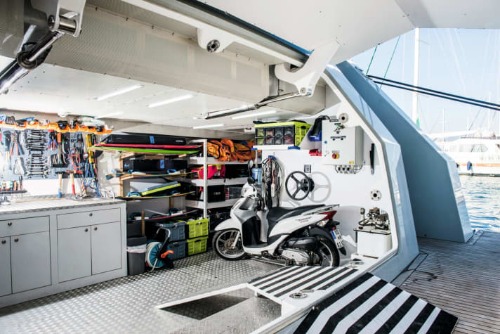 Sport-Lazarette: Im Heck lagern vier Mountainbikes, eine Enduro-Maschine und zwei Roller, auf denen Kitespots erschlossen werden. Die ganze Familie ist wassersport- und Kitesurf-begeistert. | t.