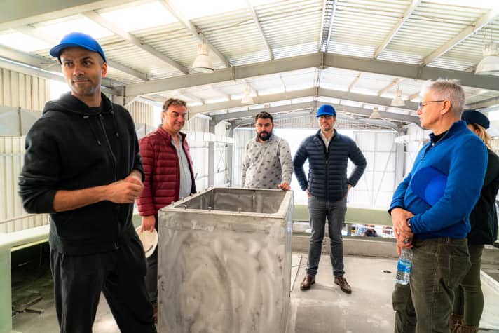 Vor-Ort-Termin: Tony Parker (li.) auf der Flybridge. | e.