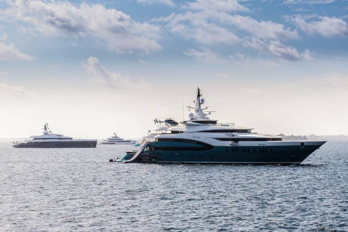 Densely occupied: Far away from the usual winter areas in the Caribbean, numerous large formats anchored side by side off the Maldives island of Bandos, with the 85-metre "Sunrays" built by Oceanco in the foreground. | ".