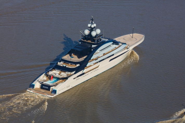 Nuvolari-Lenard signets: black mast, superstructure arch and aft main deck pool. A new addition is the helicopter bow, which is reminiscent of aircraft carriers. | t.